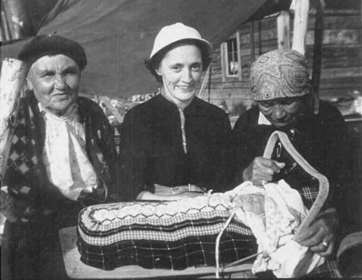 1952_Deux_femmes_Atikamekw_noir_et_blanc